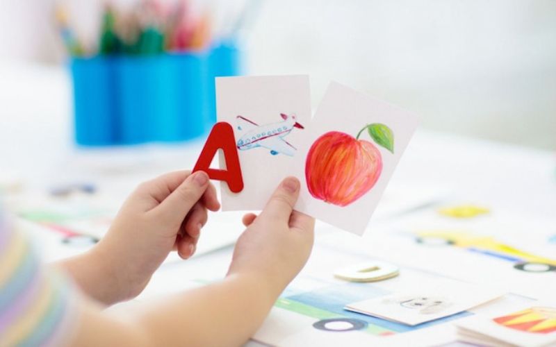 dạy tiếng Anh cho trẻ theo các chủ đề gần gũi